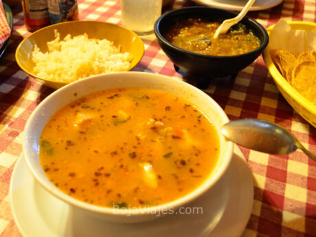 El famoso caldo de pescado de Mamá Espinoza, en El Rosario.
