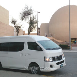 Transporte turístico de lujo tipo van Urvan o Hiace, ideal para tus paseos en Tijuana.
