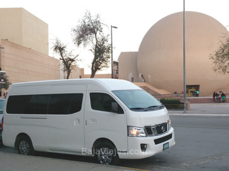 Transporte turístico de lujo tipo van Urvan o Hiace, ideal para tus paseos en Tijuana.