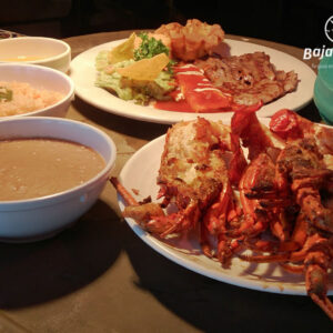 Langosta con arroz y frijoles en Puerto Nuevo