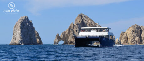 Paseo en barco catamarán al arco, durante el Tour en Los Cabos, Baja California Sur