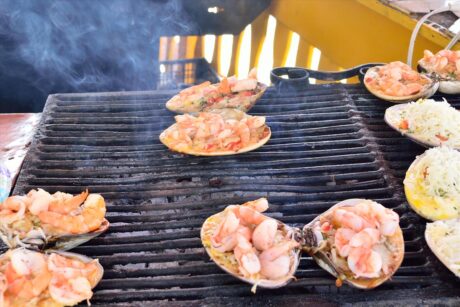Almejas gratinadas en La Bufadora. Gastronomía de Baja California, durante el tour en Ensenada.