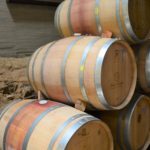 Barricas de vino en la Vinícola Clos de Tres Cantos