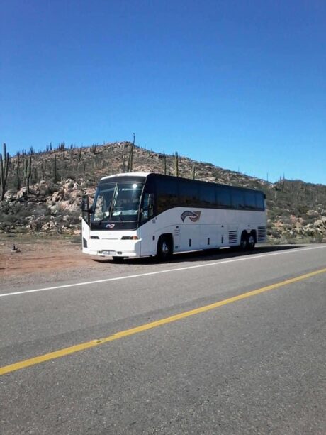 Autobús de 50 pasajeros durante un Transporte por la Península de Baja California