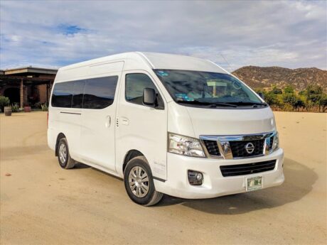 Van Urvan con chofer en un servicio de transporte a Barón Balché en Valle de Guadalupe