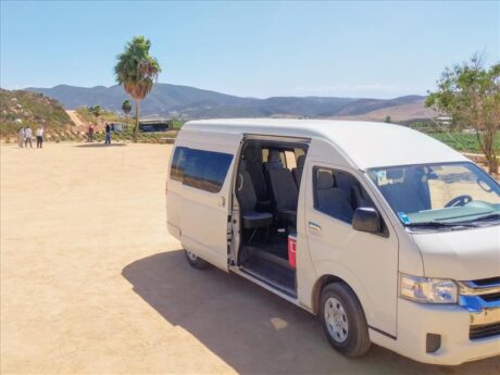 Van de pasajeros durante un tour a la Ruta del Vino en Valle de Guadalupe