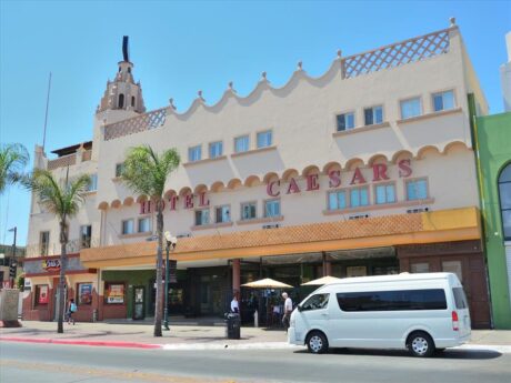 Tour al restaurante más famoso de Tijuana, Restaurante Caesars donde se inventó la receta de la ensalada César
