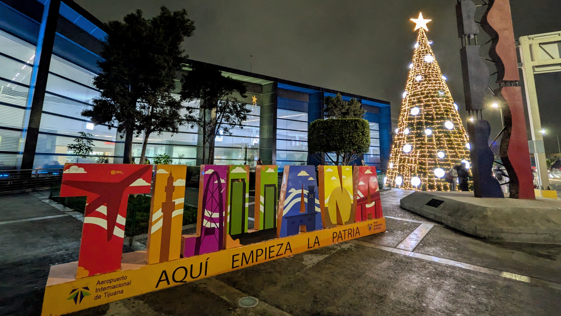 Ballena saltando durante el tour de ballenas en Guerrero Negro